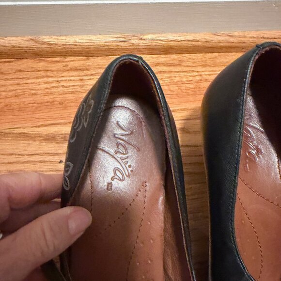 Naya Chalice Black Mary Janes with Floral Etching 8.5 N - Picture 3 of 7